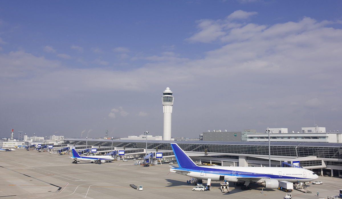 中部国際空港の滑走路と飛行機